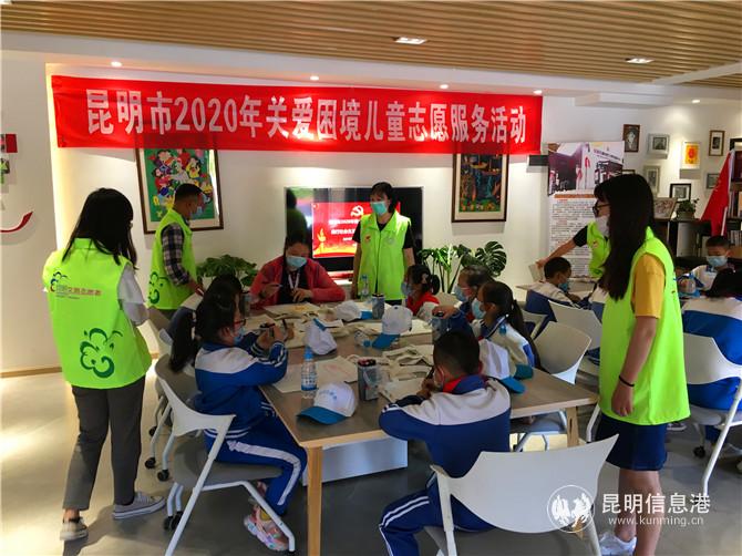 志愿者指导孩子们画画