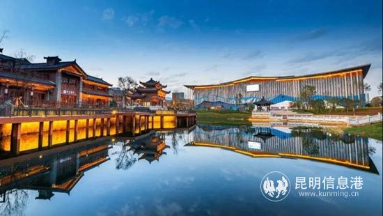昆明融创文旅城中的雪世界（图右）与滇池后海商业街（图左）