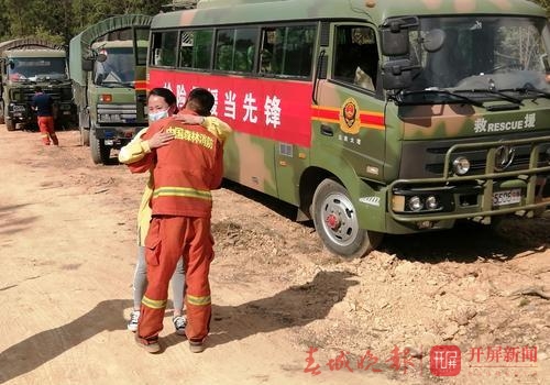 昆明消防小哥在安宁灭火一线与亲人团聚1.jpg