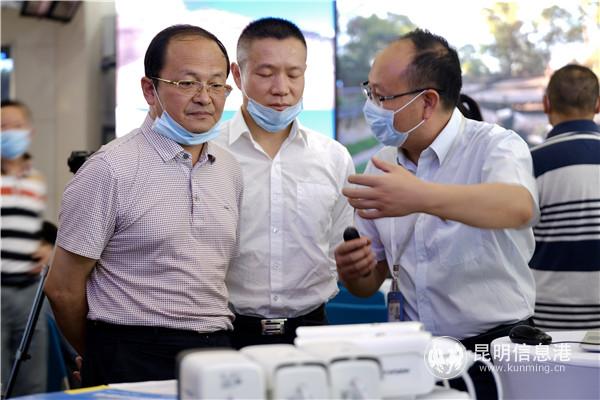 工作人员正在讲解5G项目内容 工作人员正在讲解5G项目内容