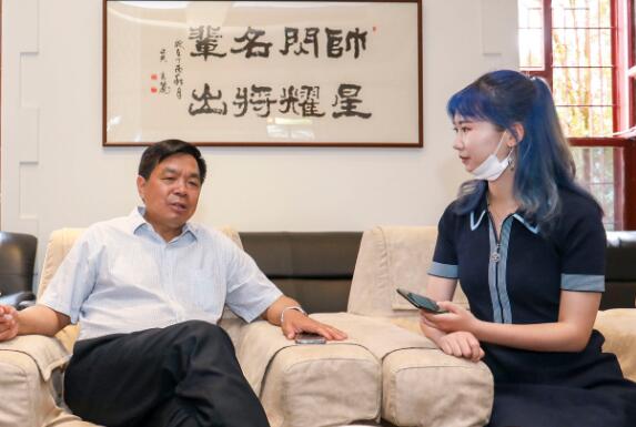 杨德聪接受媒体采访。讲武文创供图 杨德聪接受媒体采访。讲武文创供图