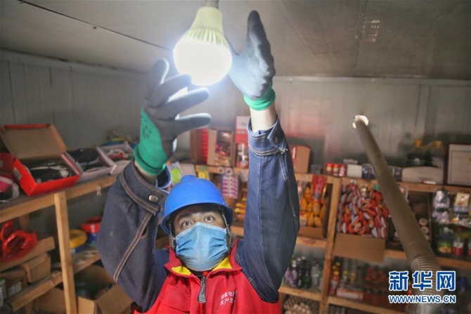 (决战决胜脱贫攻坚·图文互动)(2)新疆和田“抵边村”农牧民彻底告别缺电生活