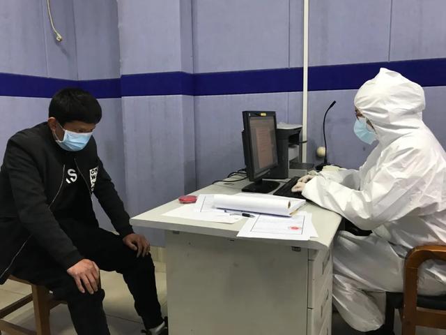 湖北省武汉市硚口区检察院检察官胡迪提审伤医犯罪嫌疑人柯某某。朱小玲摄