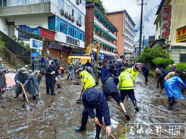 贡山警方持续奋战在泥石流防汛救灾一线 (1).jpg