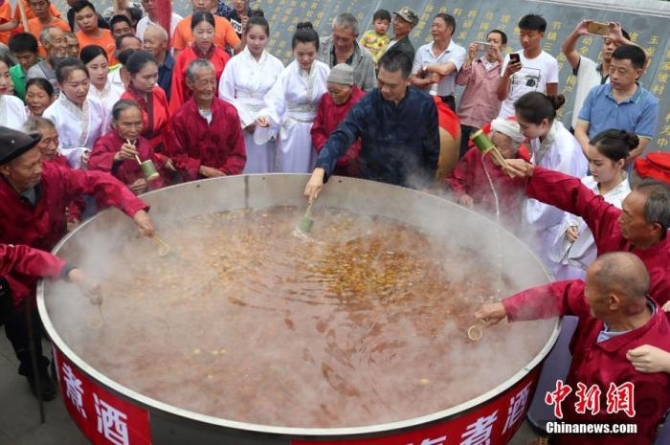 资料图：中国乌梅之乡—四川省达州市达川区在百节镇乌梅山广场举行首届乌梅旅游文化节。现场上演了一场现代版的“青梅煮酒论英雄”。图为煮酒现场。<a target='_blank' href='http://www.chinanews.com/'>中新社</a>记者 张浪 摄