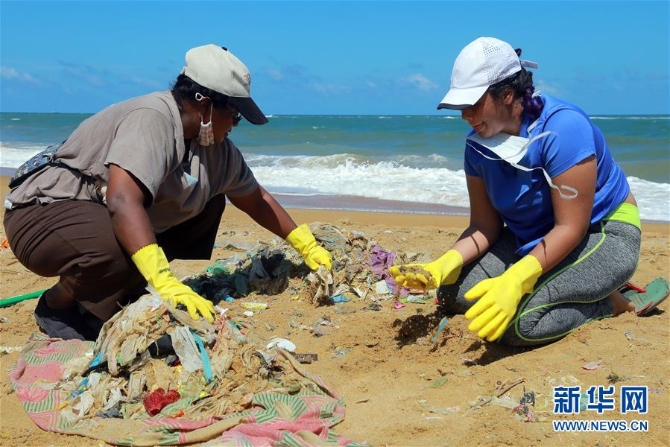 （国际）（2）世界环境日：斯里兰卡志愿者清理海滩垃圾