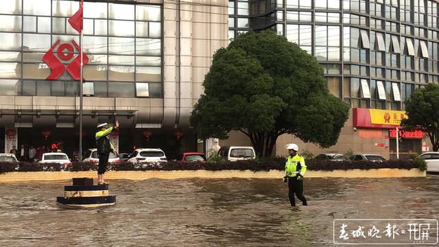  暴雨突袭宣威城