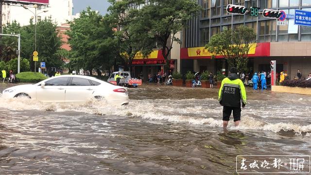  暴雨突袭宣威城