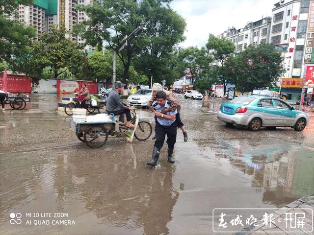  暴雨突袭宣威城