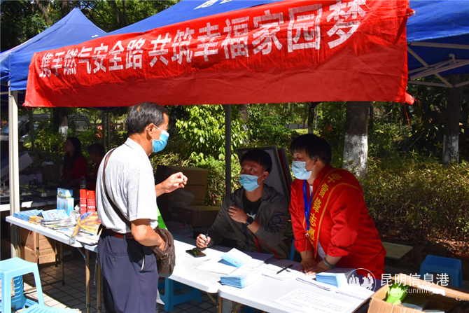 市民现场咨询。