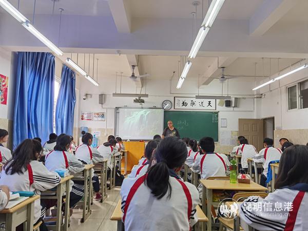 赵伦（黑天魔神）正在给同学们上作文课 摄影李云帆_副本