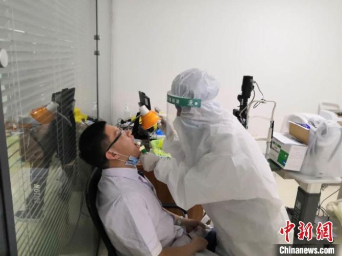 “离病毒最近的人”:每天为400多人采集咽拭子标本