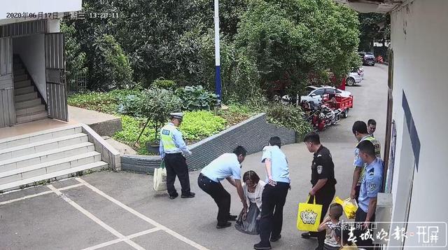 宣威暖心一幕!认出3年前孩子的救命恩人,母亲向民警下跪致谢...