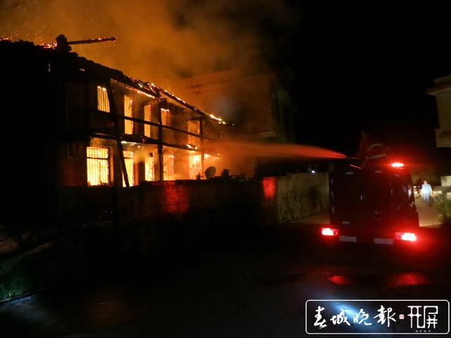 宣威暖心一幕!认出3年前孩子的救命恩人,母亲向民警下跪致谢...