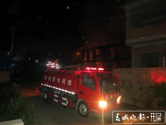 宣威暖心一幕!认出3年前孩子的救命恩人,母亲向民警下跪致谢...