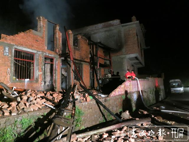 宣威暖心一幕!认出3年前孩子的救命恩人,母亲向民警下跪致谢...