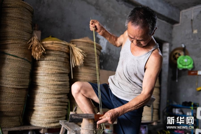 (社会)(2)赶制斗笠迎“双抢”