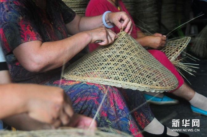 (社会)(3)赶制斗笠迎“双抢”