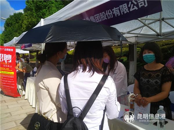 招聘会现场2。记者江枫摄