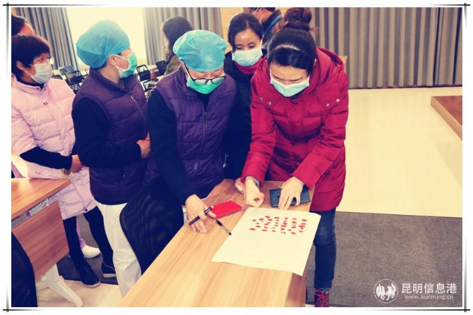 疫情防控初期区人民医院党员医务人员排队在请战书上签字 疫情防控初期区人民医院党员医务人员排队在请战书上签字