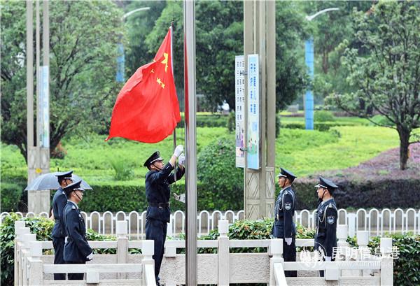 升国旗仪式。昆明日报 记者王俊星摄 升国旗仪式。昆明日报 记者王俊星摄