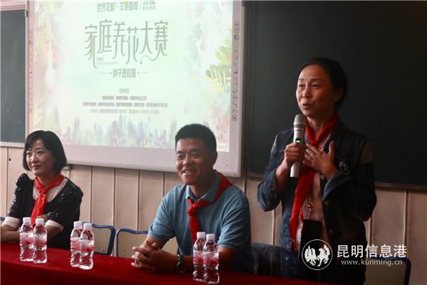 张英（右一）分享种子小科普
