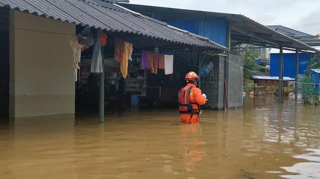 云南孟连强降雨致河水暴涨倒灌1.jpeg