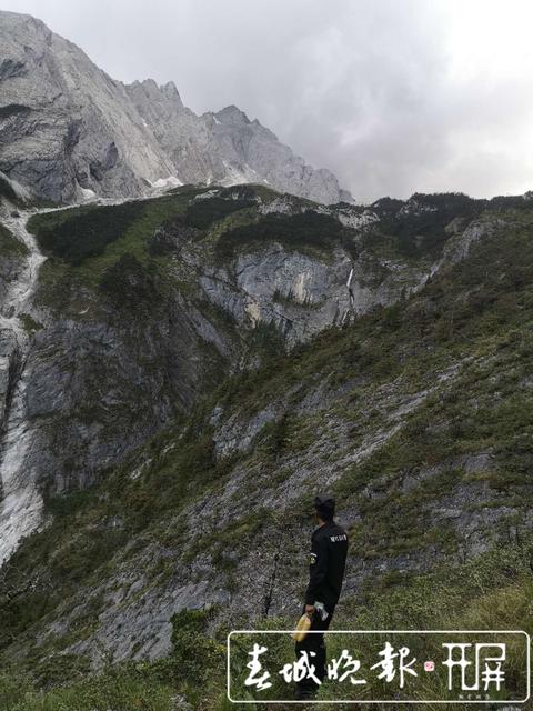 俩小伙私自攀爬玉龙雪山被困3小时后被民警从崖壁救下