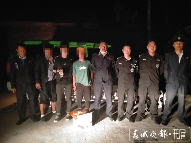 俩小伙私自攀爬玉龙雪山被困3小时后被民警从崖壁救下