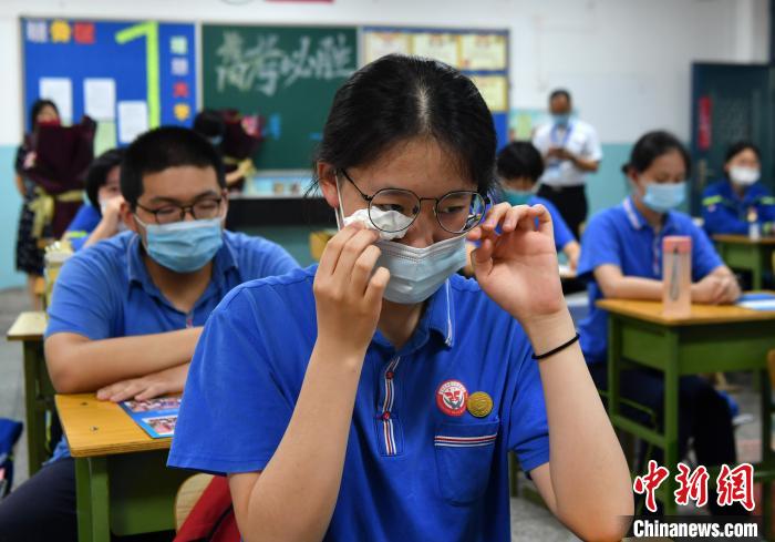 图为一位女学生流下激动的眼泪。　翟羽佳 摄