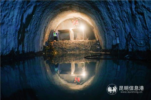 红豆山隧道内积水