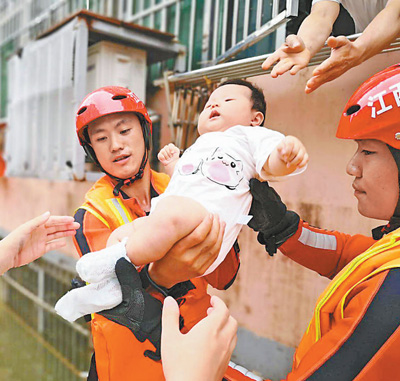 　7月9日，受持续强降雨影响，江西景德镇多地发生洪涝灾害，景德镇市昌江区消防救援大队消防员转移一名7个月大的婴儿。