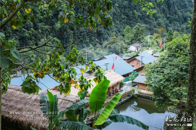 8木结构的尖角民居很有特色