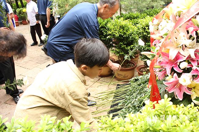 在聂耳墓前献花。记者孙红亮摄