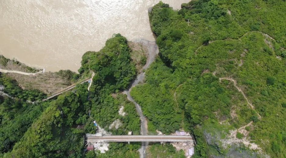 大雨来袭！两位老兵徒步走进深山里