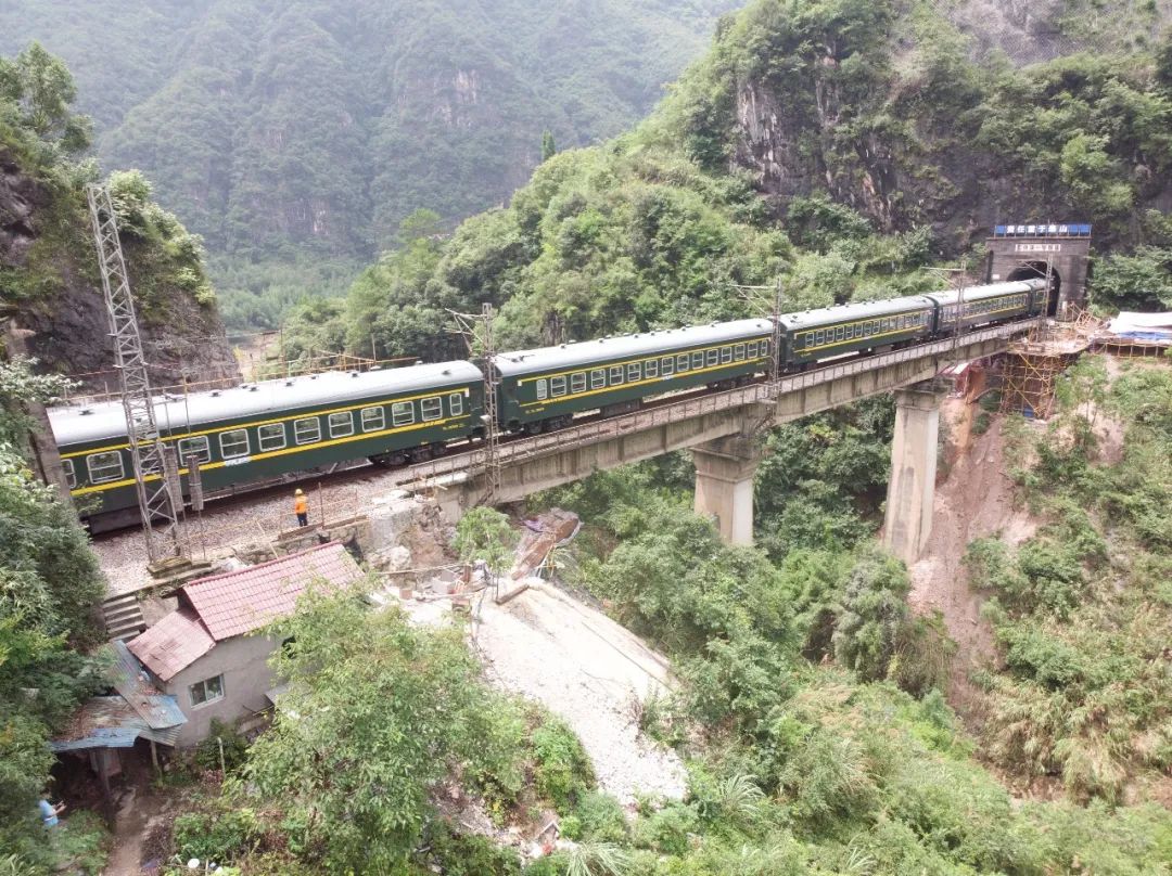 大雨来袭！两位老兵徒步走进深山里