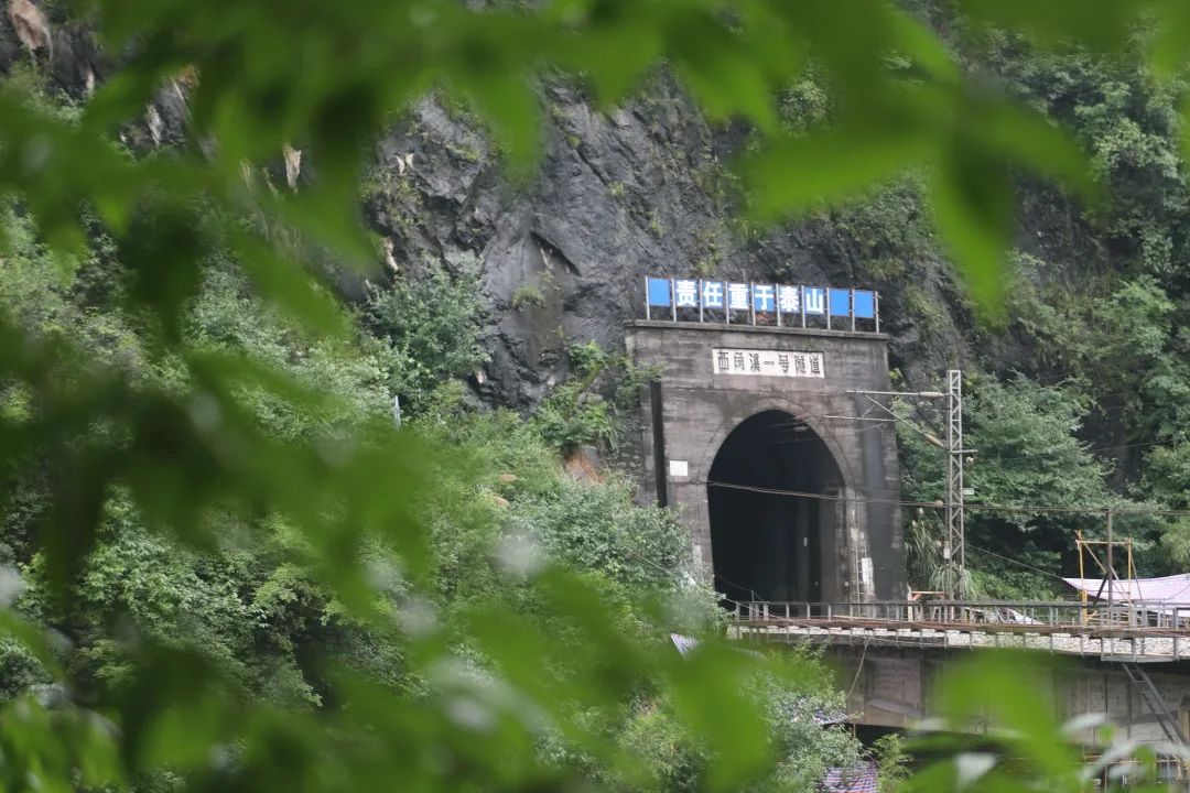 大雨来袭！两位老兵徒步走进深山里