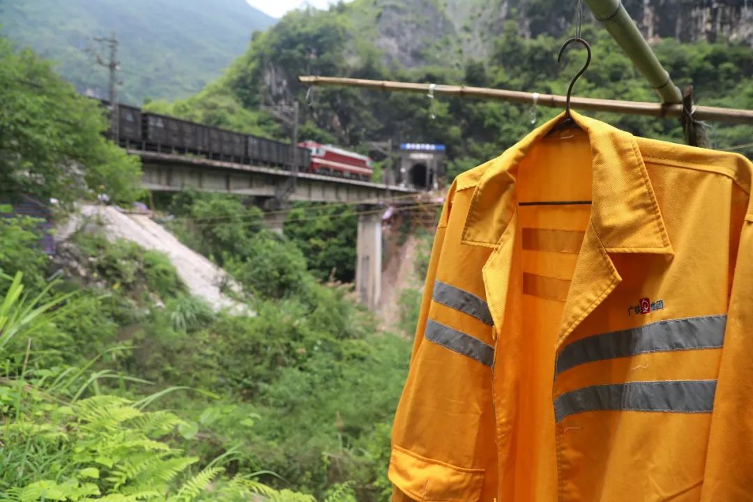 大雨来袭！两位老兵徒步走进深山里