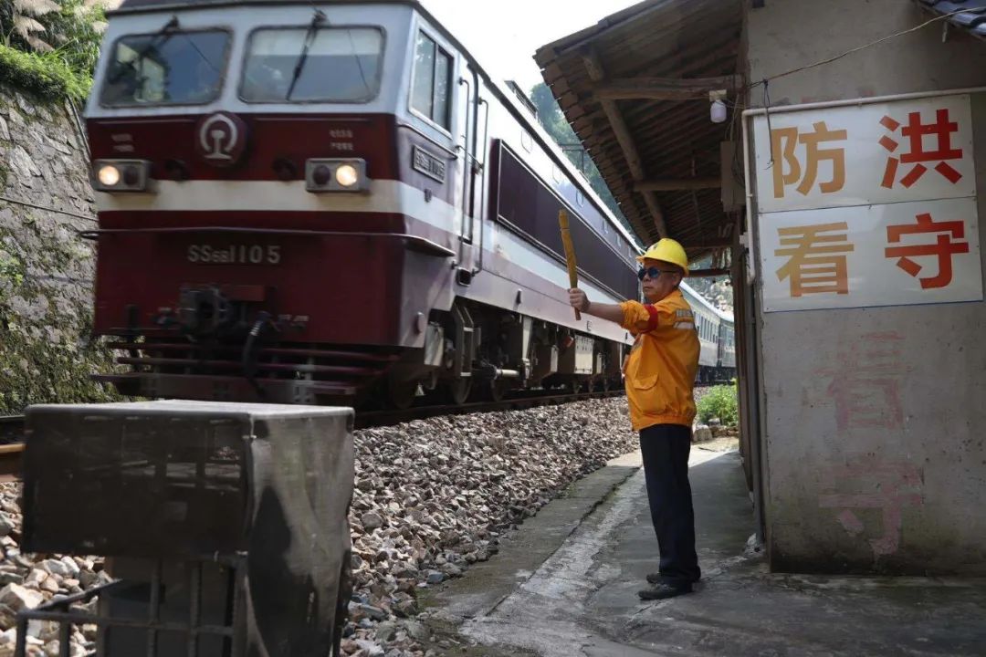 大雨来袭！两位老兵徒步走进深山里
