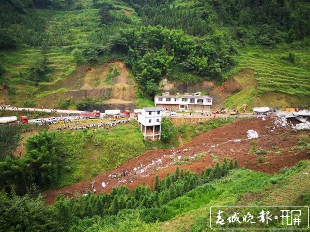 彝良发生山体滑坡！公路和酒厂被掩埋，两人失联！现场视频触目惊心1.jpg