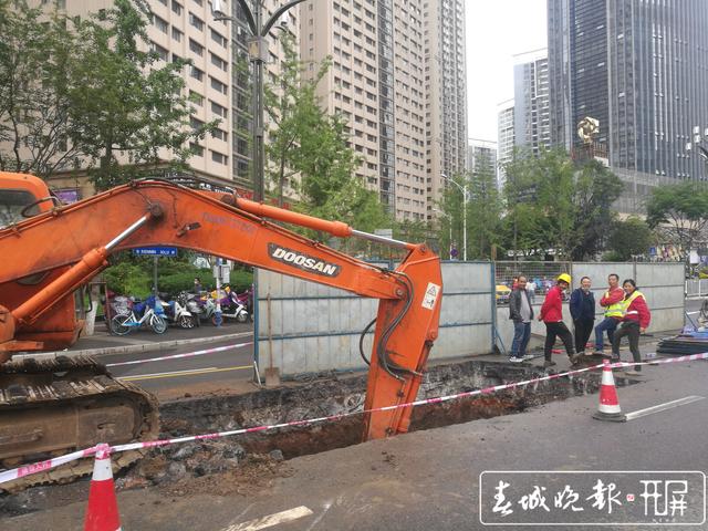 人民西路出现大坑！原来是发生燃气泄露围挡抢修 (4).jpg