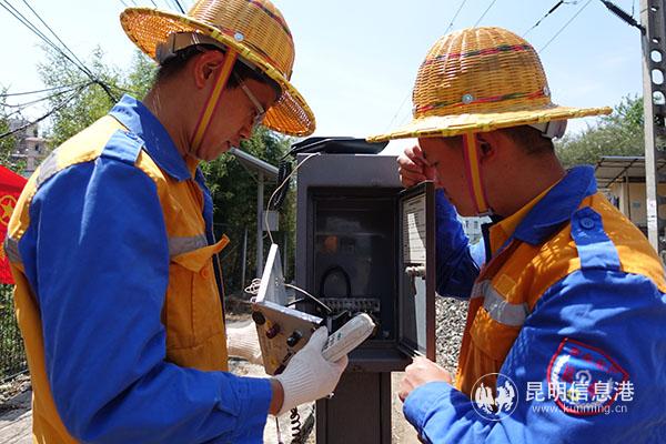 该段职工正在对铁路沿线区间通话柱进行检修。