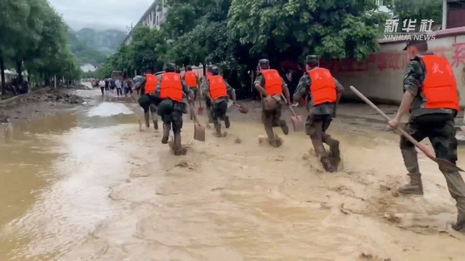 10 镶嵌着白色的螺蛳壳