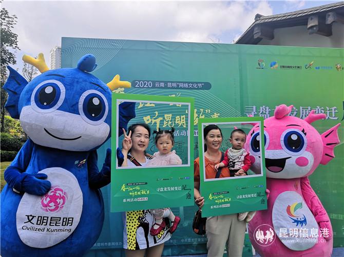 4.市民与盘小龙合影 周姝雅摄