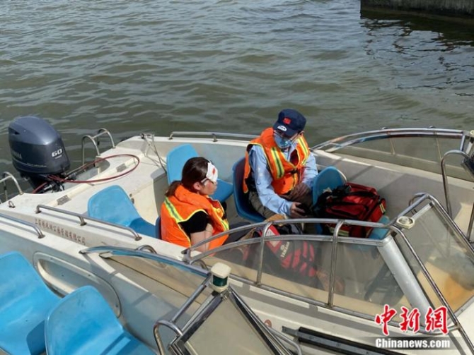 伤员乘坐快艇前往帐篷医院。东方医院供图 点击进入下一页