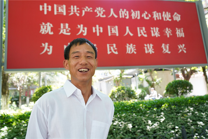 重庆石柱县三合镇玉岭村村民刘瑞发。(重庆市委网信办供图 李斌 摄）