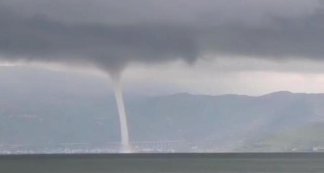 网传洱海出现罕见“龙吸水”奇观