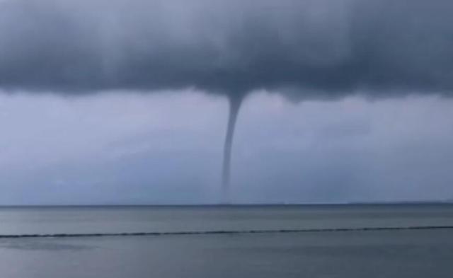 网传洱海出现罕见“龙吸水”奇观