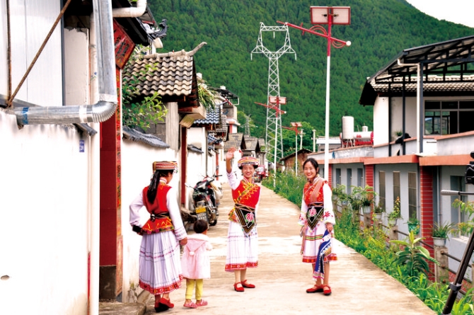 甲马洛村民小组搬迁群众生活大变样，村民脸上堆满笑容。