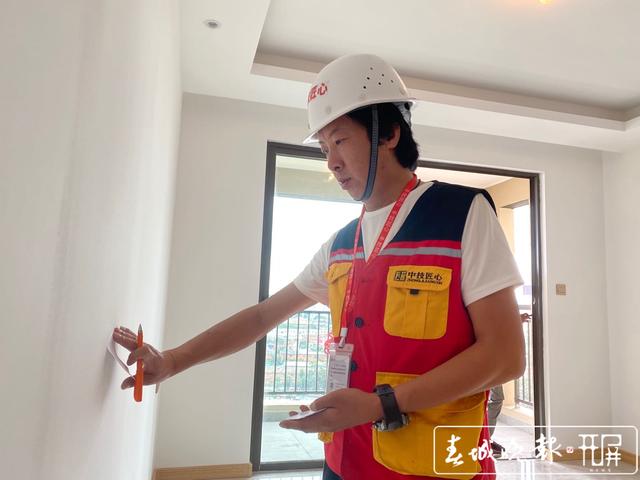 验房师周兆刚:做“房子的医生”,受委屈是家常便饭 (1).jpg